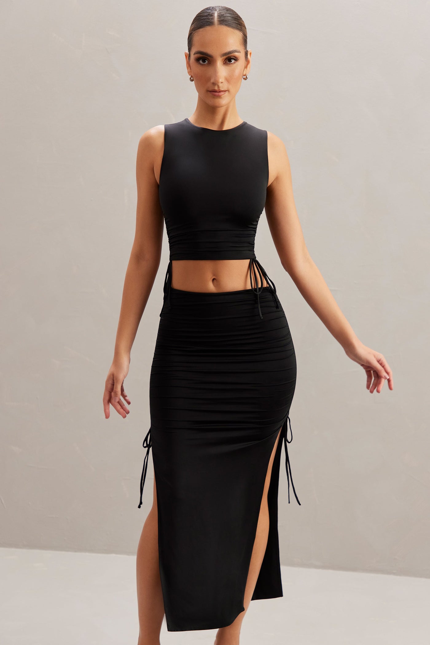 Mid Rise Midi Skirt in Black