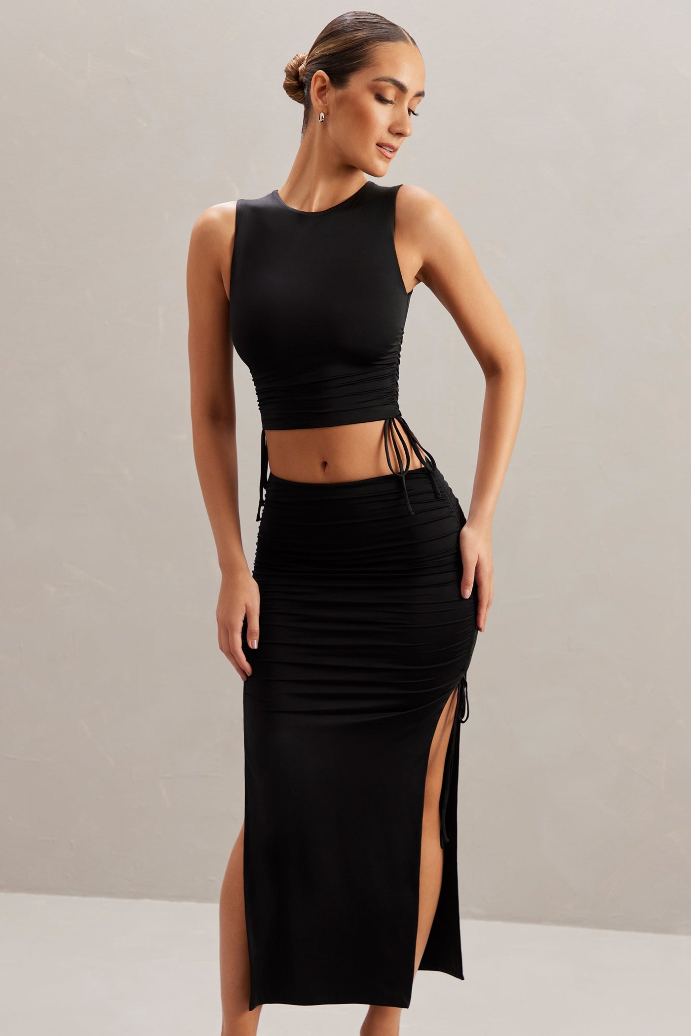 Mid Rise Midi Skirt in Black