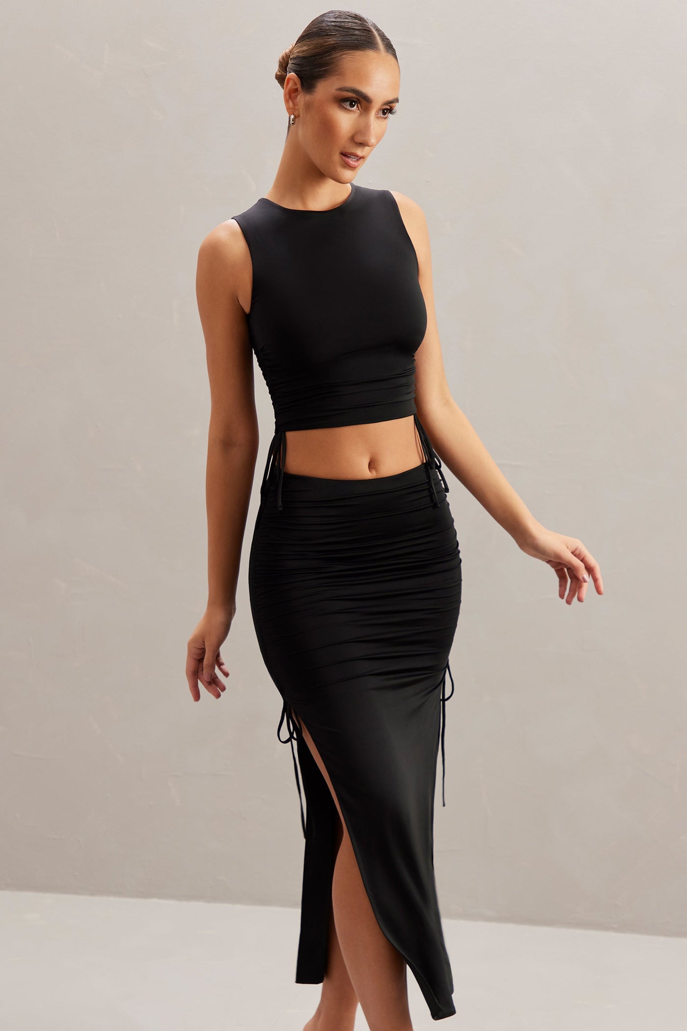 Mid Rise Midi Skirt in Black