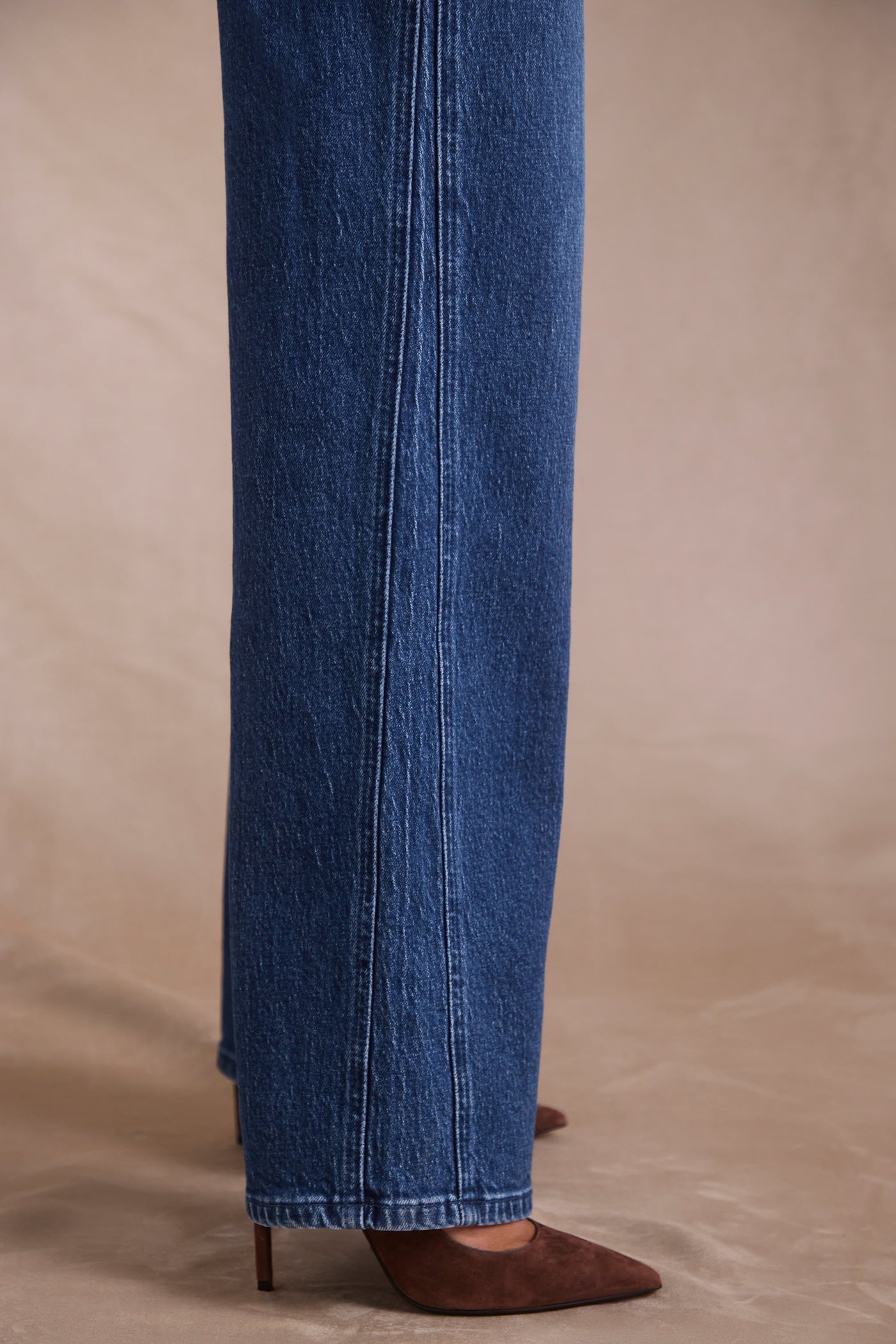 Low-Rise Wide-Leg Jeans in Indigo Wash