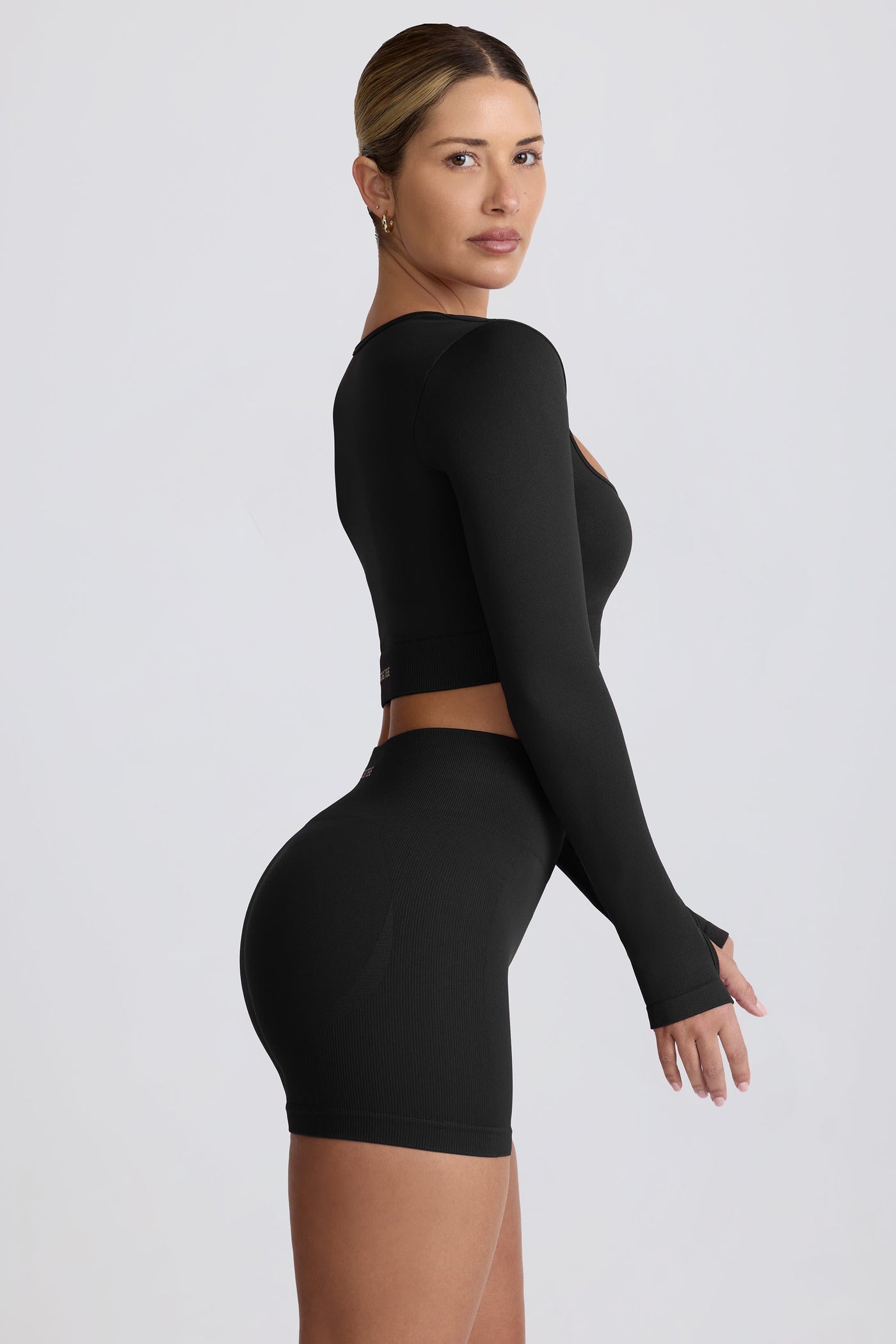 Super Sculpt Seamless Long-Sleeve Crop Top in Black