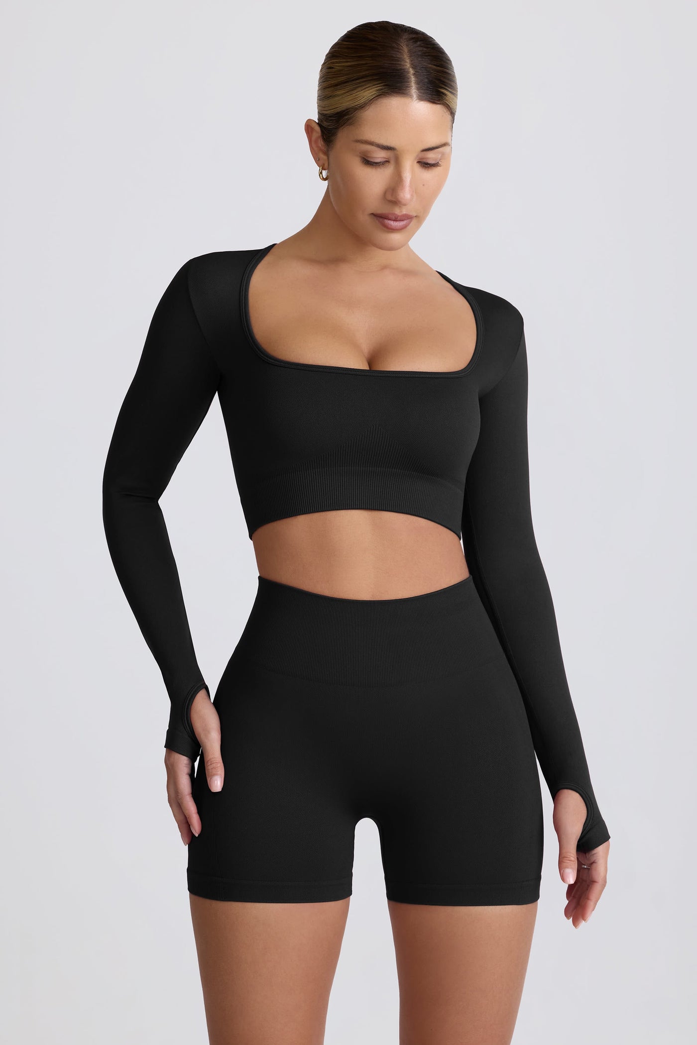 Super Sculpt Seamless Long-Sleeve Crop Top in Black